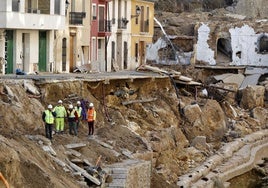 Técnicos sobre el barranco de Chiva.