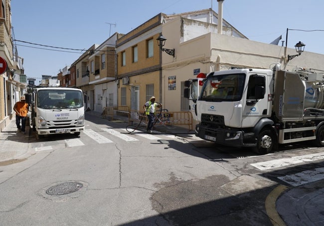 Dos camiones, en la zona afectada por los reventones este viernes.