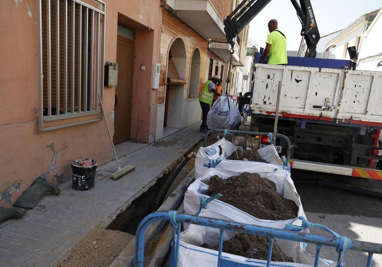 Obras en la pedanía, este viernes por la mañana para arreglar los reventones.