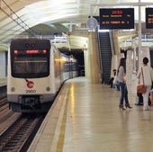 Usuarios esperando en una parada de metro en Valencia.