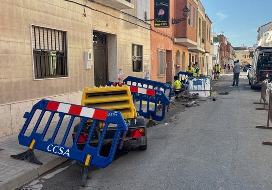 Obras en la pedanía, este viernes por la mañana para arreglar los reventones.
