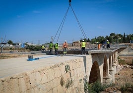 Colocación de las primeras piezas del tablero este viernes.