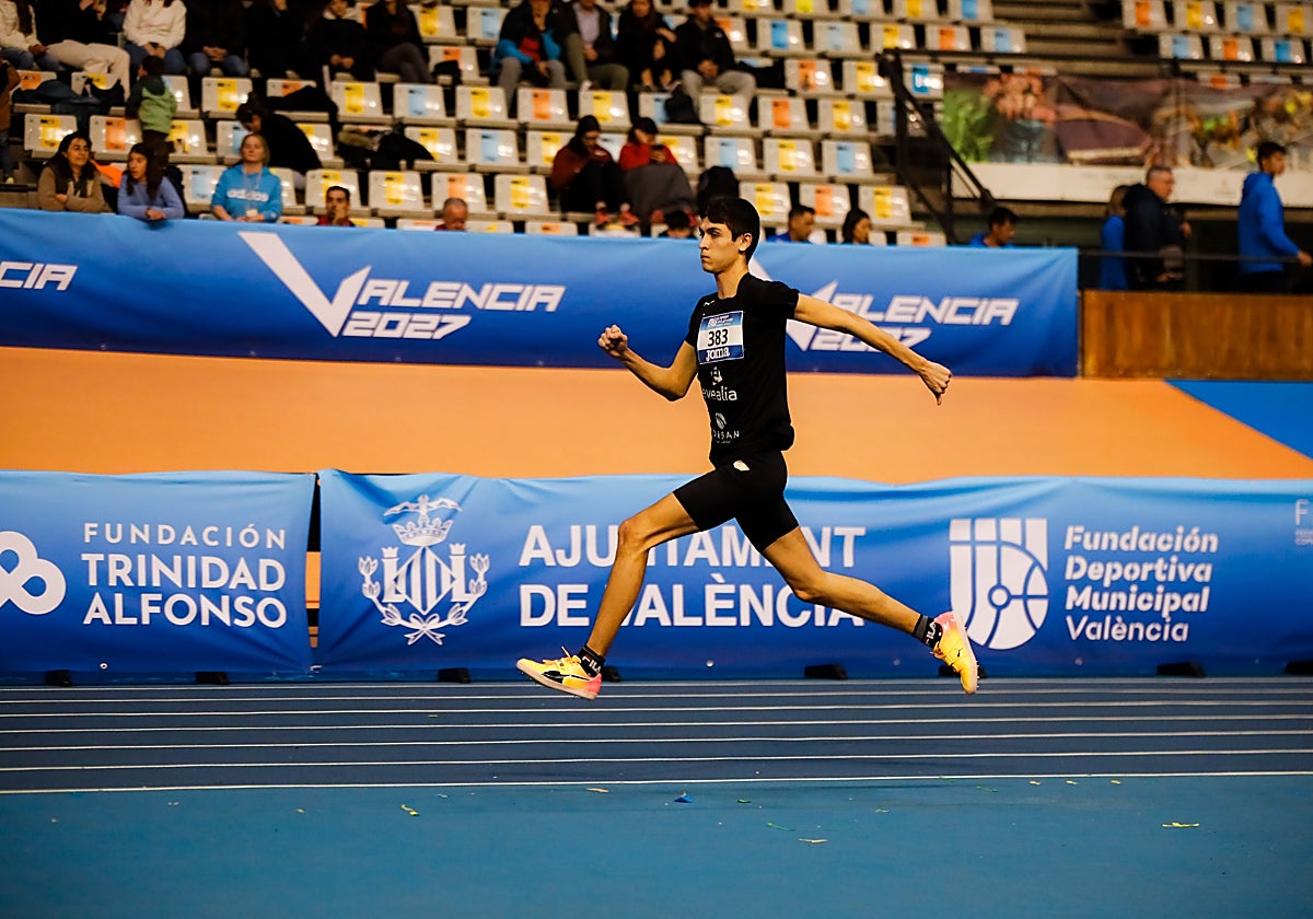 Uno de los atletas, compitiendo en una pista de atletismo.
