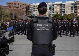 Los agentes de la Policía Local de Valencia que acudieron al servicio salvaron la vida del joven.