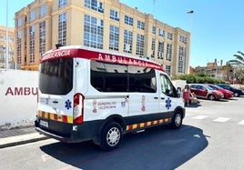 Ambulancia a pleno sol, en la puerta de un centro de salud de Elche.