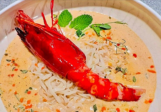 Carabinero y fideos con salsa chili crab made in Singapur,