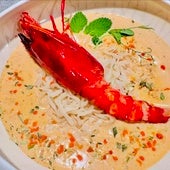 Carabinero y fideos con salsa chili crab made in Singapur,