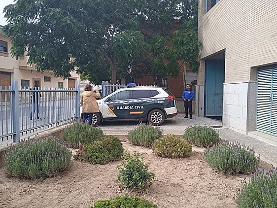 Un vehículo de la Guardia Civil traslada a un detenido.