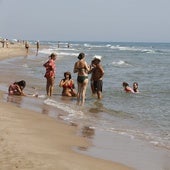 Vista de la playa del Dossel en Cullera cerrada al baño.