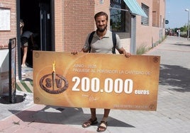 Borja González con el cheque de 200.000 euros de Supervivientes.