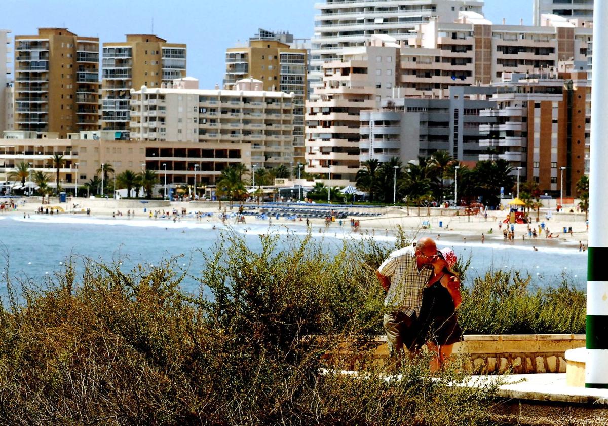 Imagen de archivo de una pareja besandose en la playa de la Fossa de Calpe.