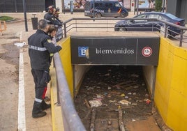 Bomberos observan el interior del aparcamiento, pocos días después de la dana.