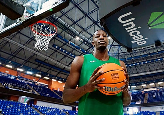 Yankuba Sima posa con el balón.