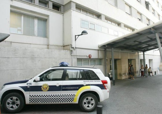 Un coche patrulla de la Policía Local de Paterna aparcado junto a la puerta del Hospital Arnau de Vilanova.