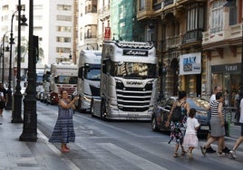 Camiones honran a San Cristóbal por las calles del centro de la ciudad.