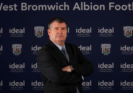 Ron Gourley, en su presentación con el West Bromwich.