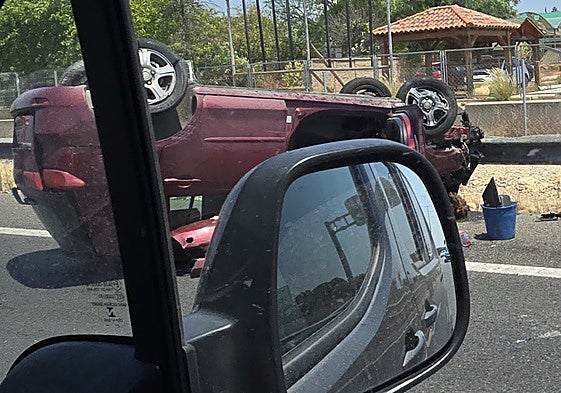 El vehículo volcado en la calzada.