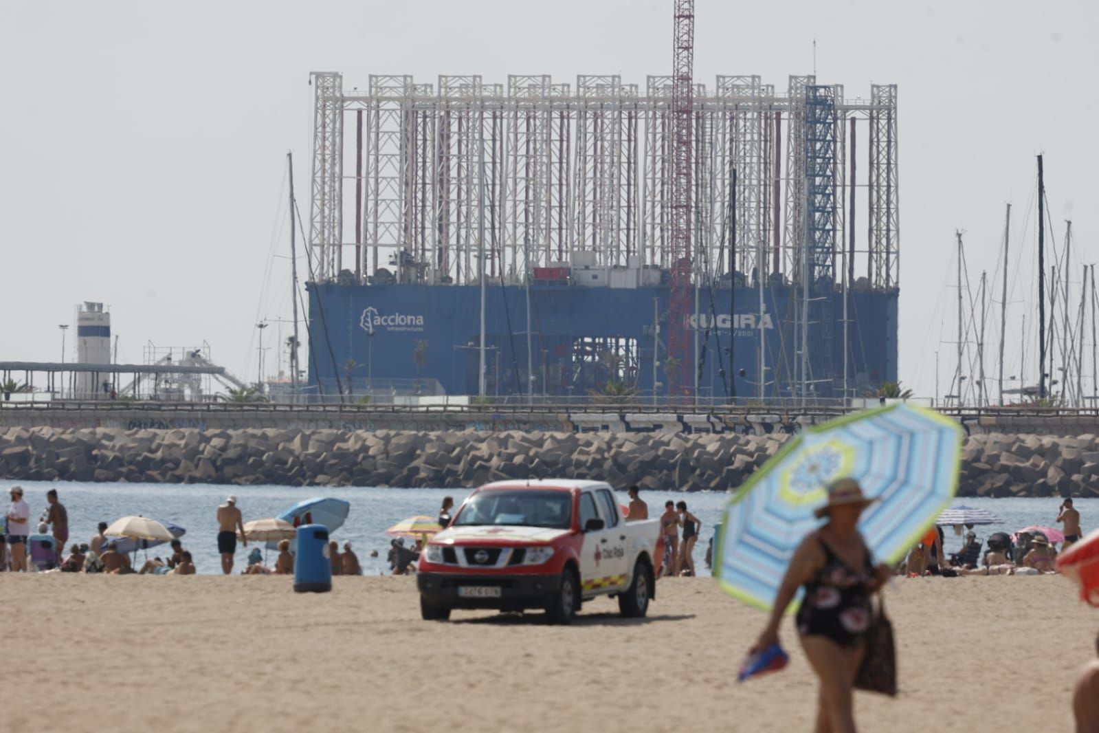 Kugira, el coloso flotante que construye puertos, ya está en Valencia