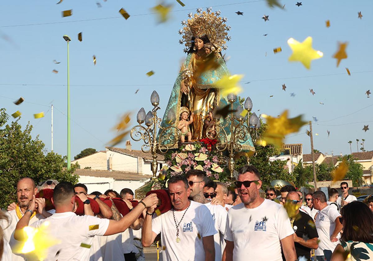 La imagen peregrina de la Virgen de los Desamparados visita L'Eliana