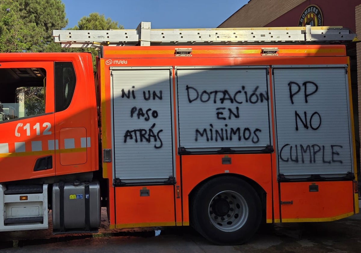 Uno de los camiones de bomberos con mensajes de protesta.