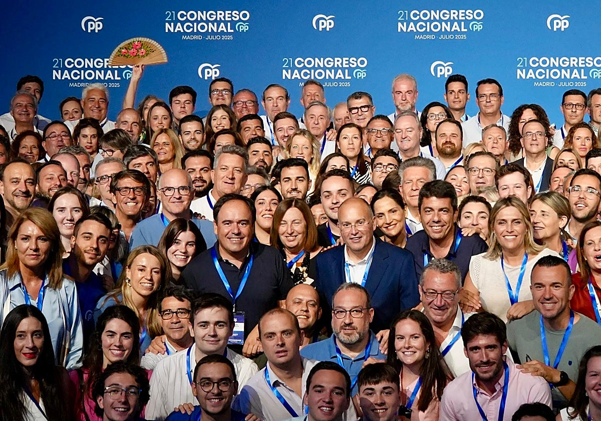 La delegación del PP valenciano, con Mazón al frente, junto a Miguel Tellado.