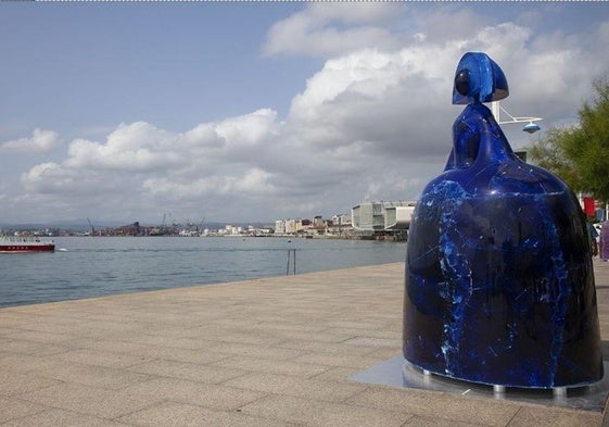 Escultura de Manolo Valdés, cerca del Centro de Arte de la Fundación Botín.