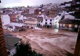 El agua engulle el barranco de Chiva y las casas junto al cauce.