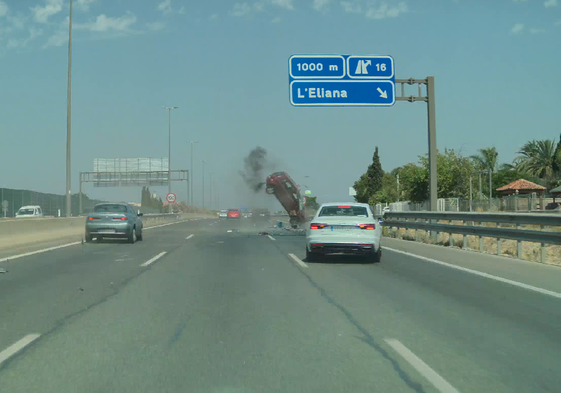 El coche accidentado con las ruedas traseras en el aire tras chocar contra la mediana.