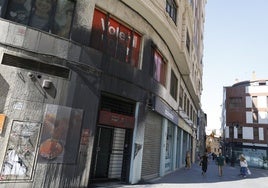 Fachada de la sede del PSPV manchada con pintura negro.