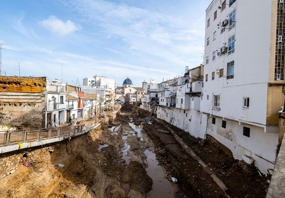 Viviendas y edificios junto al barranco del Poyo en Chiva.