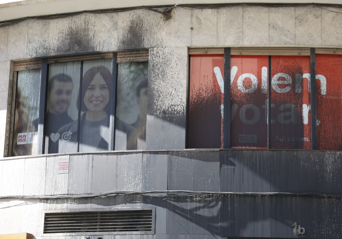El ataque con pintura a la sede del PSPV de Valencia.