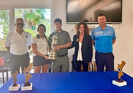 Los campeones posan con el trofeo