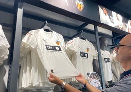 Miguel, abonado y accionista desde 1987, mira la camiseta