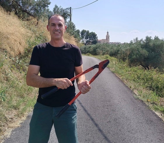El portavoz socialista, con unas tijeras de poda.