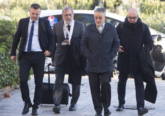 Grau, acompañado de sus abogados, cerca de la Ciudad de la Justicia.