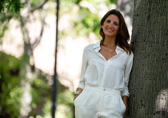 Begoña Puigmoltó, en el cauce del río, donde baja a hacer deporte o con sus hijos.