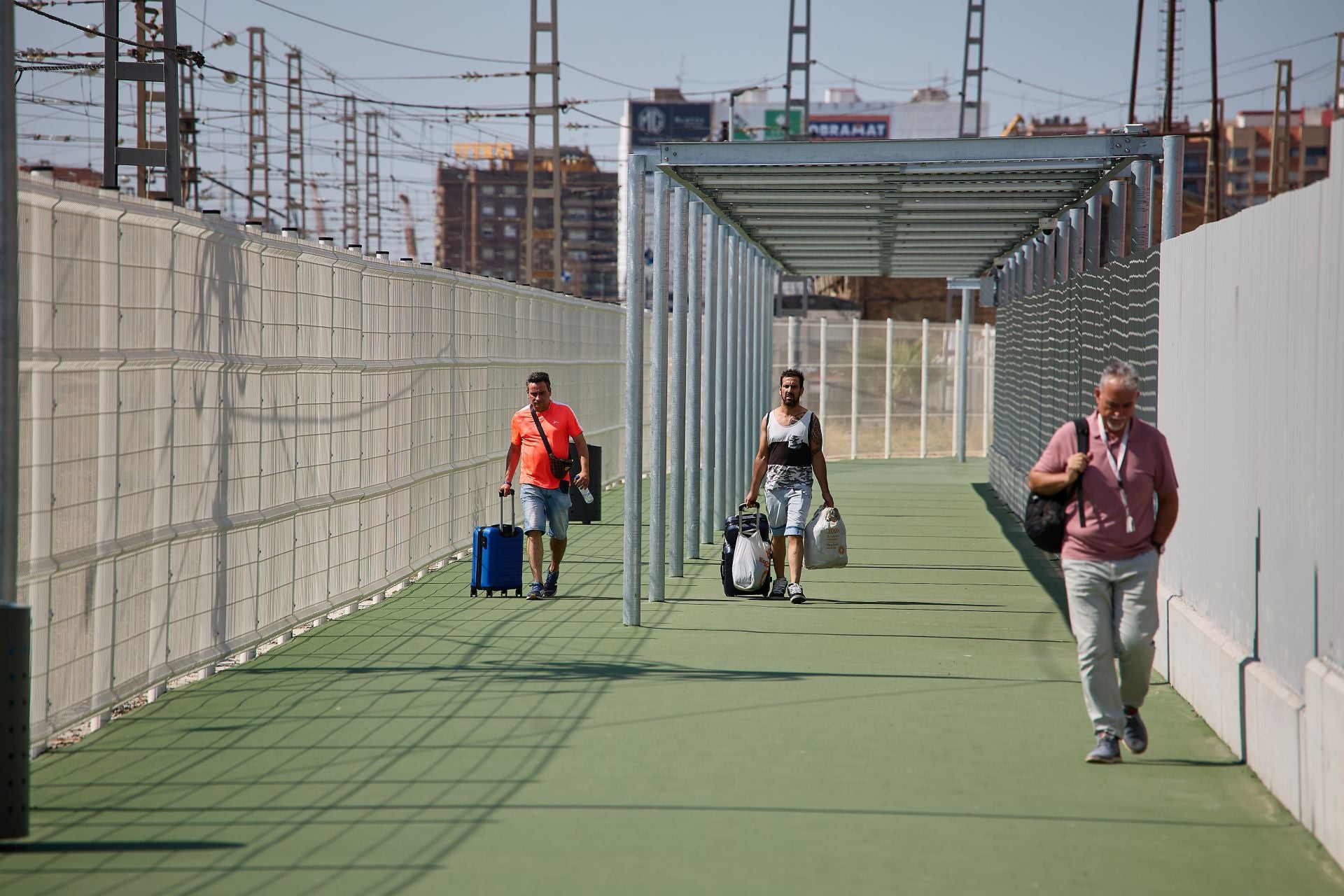 FOTOS | El infernal pasillo entre las dos estaciones de Valencia