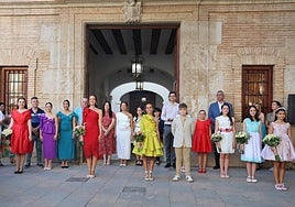 Representantes de la fiesta fallera en el acceso del Ayuntamiento.