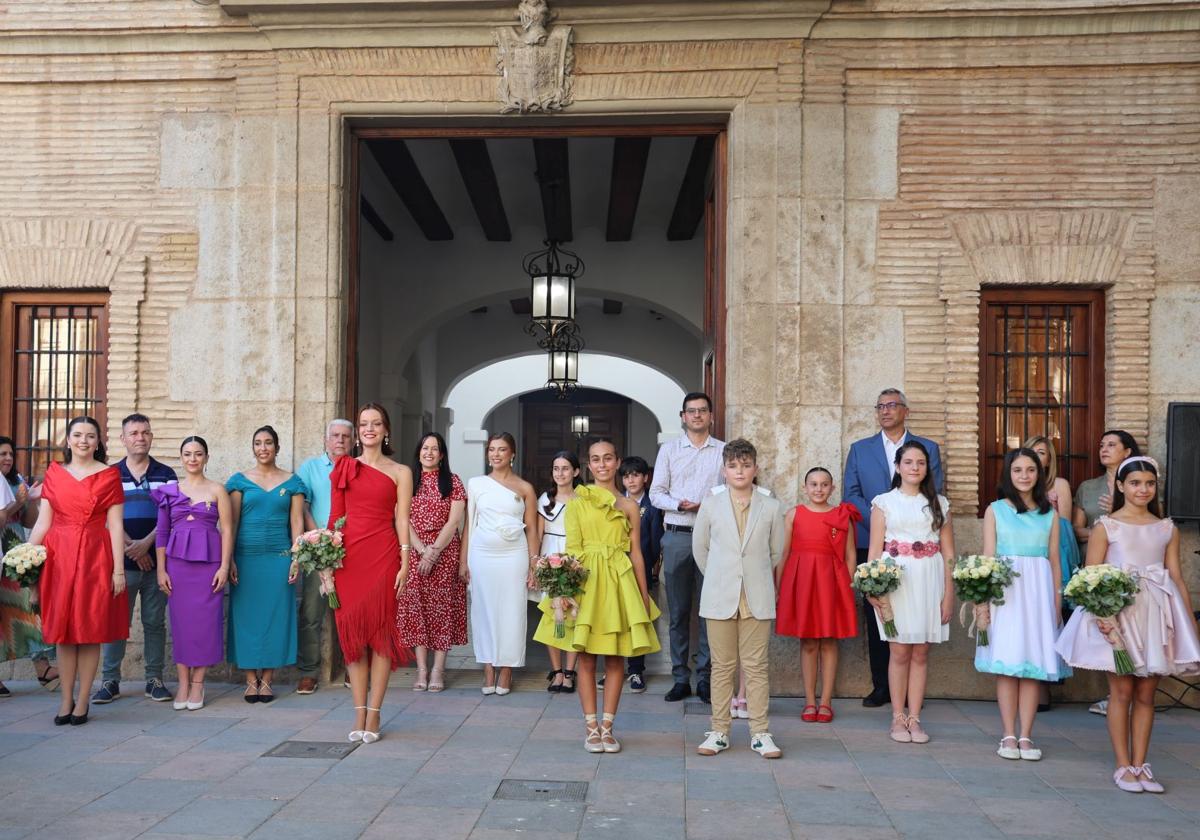 Representantes de la fiesta fallera en el acceso del Ayuntamiento.