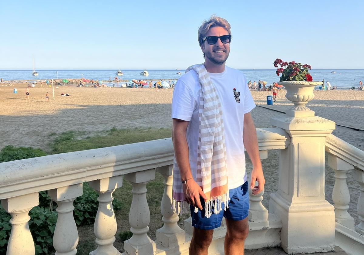 Claudio Falcó, en la playa de Voramar, su favorita.