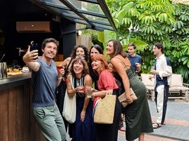 Vicent Molins, Sonia Rayos, Sara Portela, Lucas Zaragosí o Adrián Salvador Candela, en la inauguración de la coctelería.