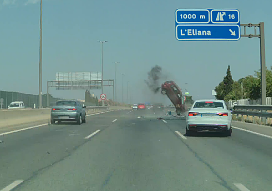 El vehículo siniestrado en la CV-35 tras la maniobra del conductor que se dio a la fuga.