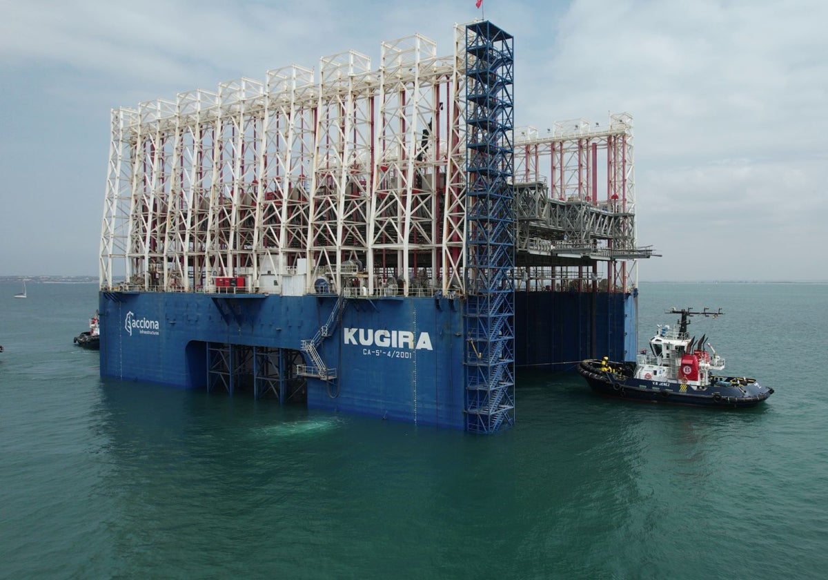 Así trabaja el Kugira, el megadique flotante que completará la ampliación norte del puerto de Valencia