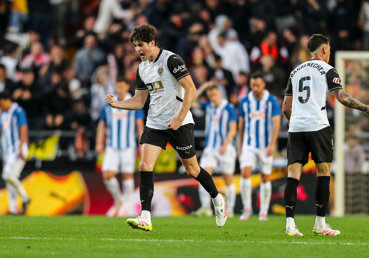 Javi Guerra celebra un gol con el Valencia en Mestalla.