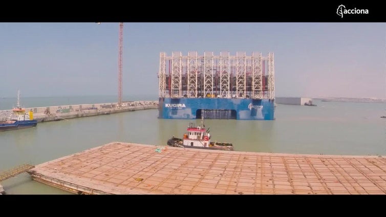 Así trabaja el Kugira, el megadique flotante que completará la ampliación norte del puerto de Valencia