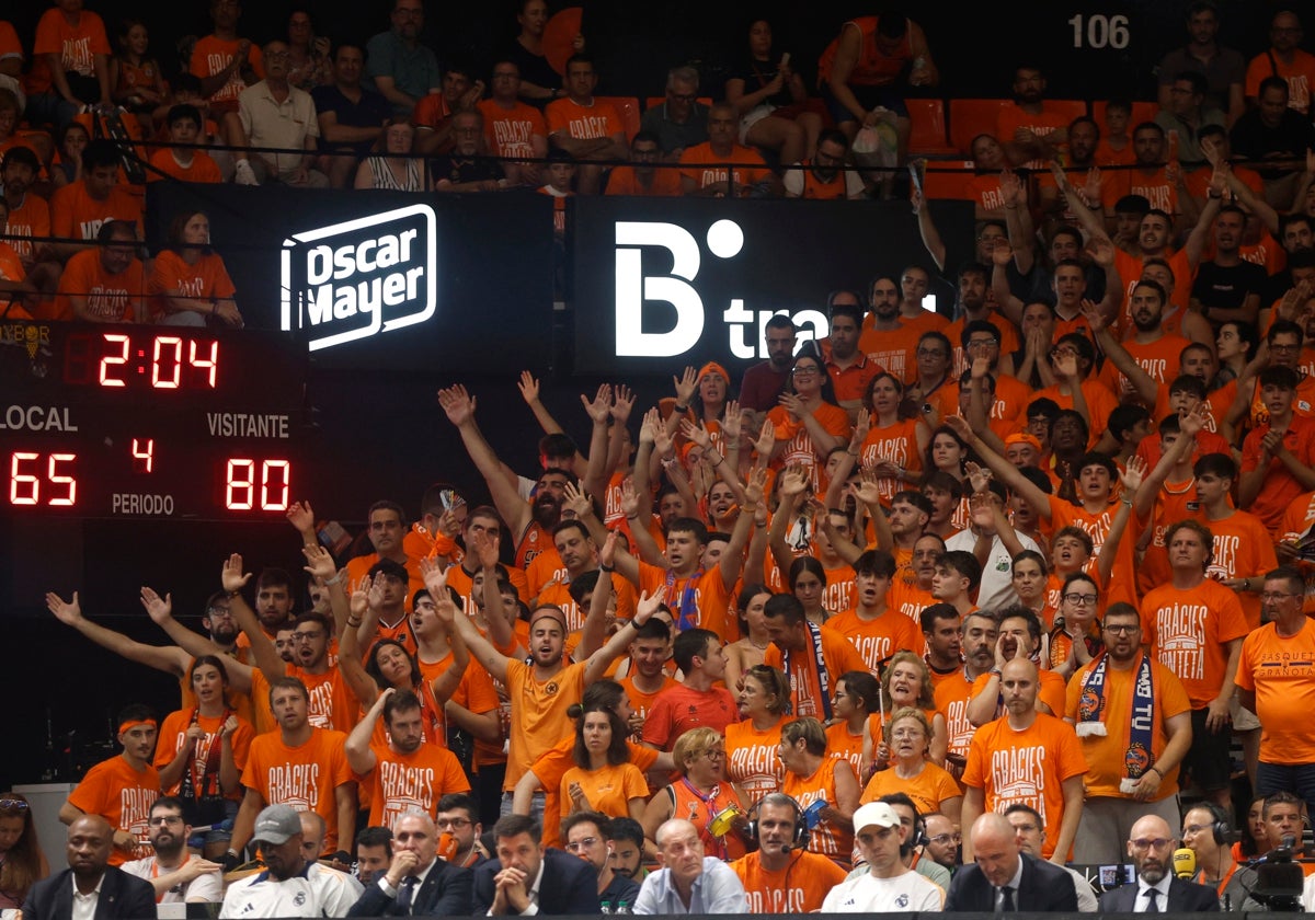 Aficionados del Valencia Basket animan a su equipo en el partido contra el Real Madrid.