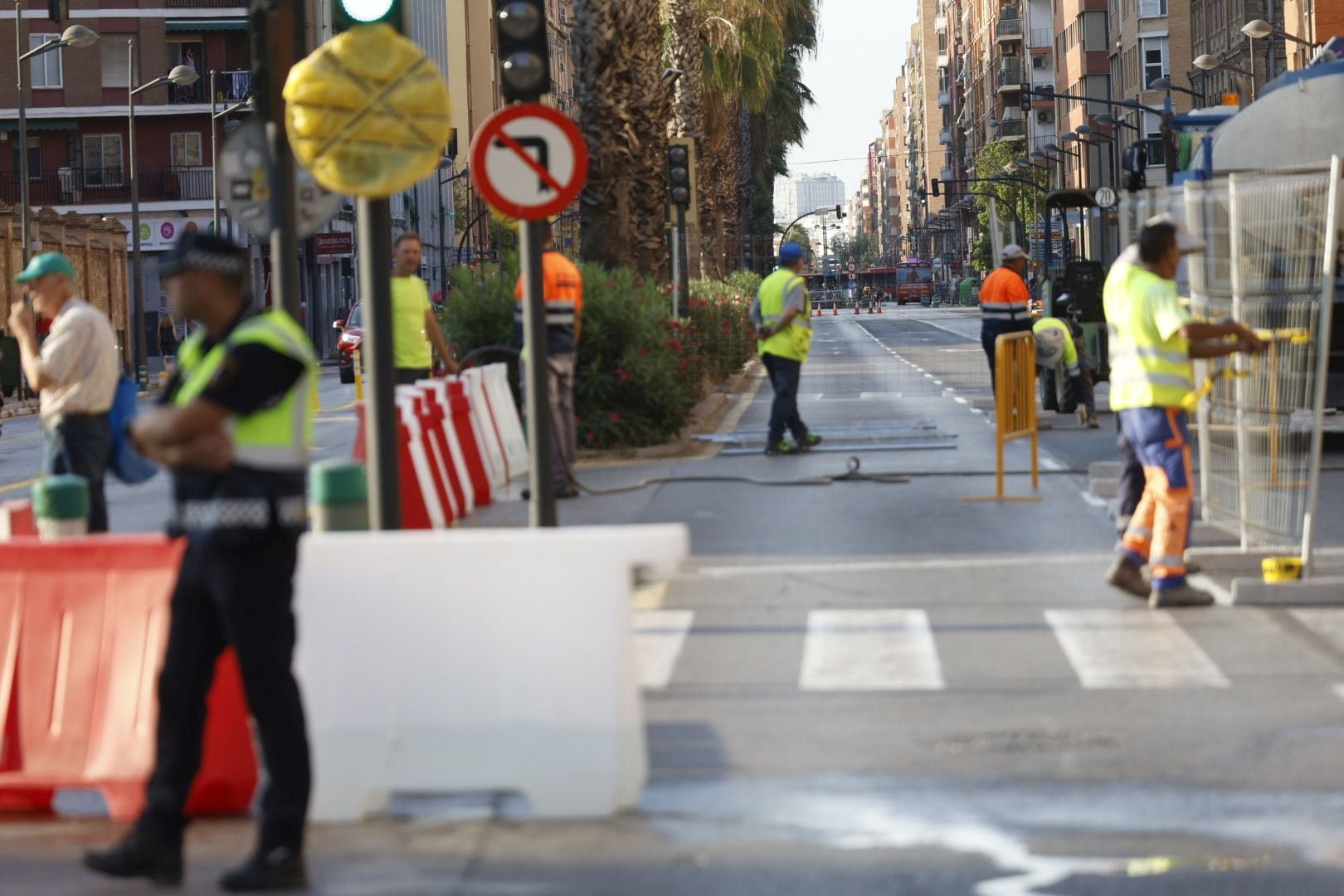 Problemas para circular por los cortes de tráfico en Pérez Galdós