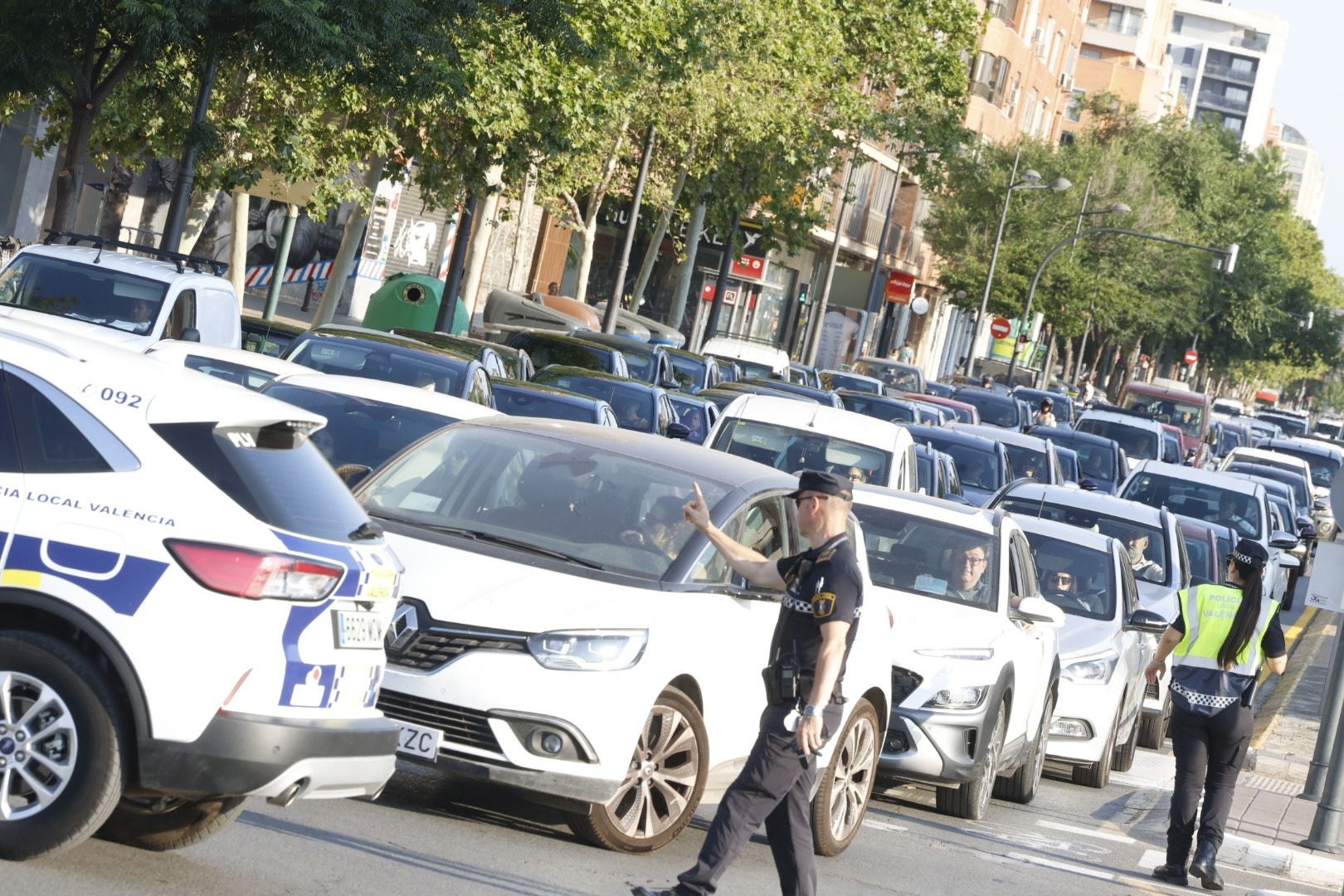 Problemas para circular por los cortes de tráfico en Pérez Galdós