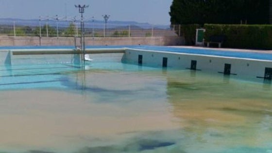 Piscina municipal con el barro salido de las tuberías.