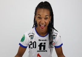 Joana Bolling posa sonriente.